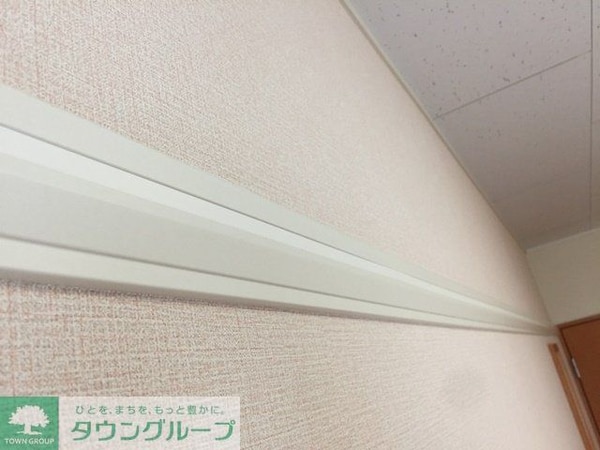 その他(壁に付いている溝にはハンガラックなどをかけられます。)