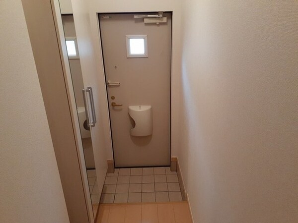 玄関(ヴァーサシリーズ同型タイプの参考写真です)