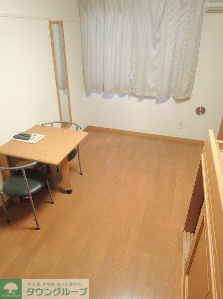 物件内観写真15　(備え付けのテーブルは折りたたみ可能)