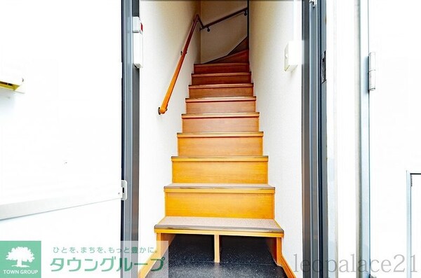 玄関(同タイプの物件写真となります)