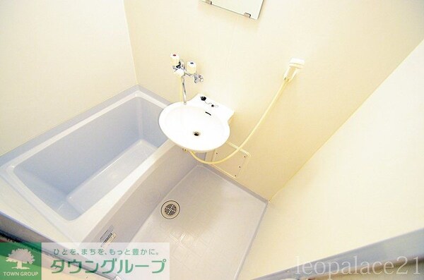 バス／シャワールーム等(バス・トイレ別です。同タイプの写真です。)