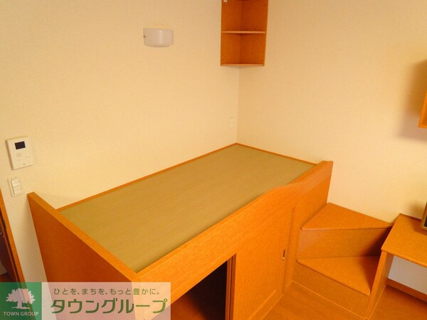 子供部屋(ベッドの上にも照明があります。)