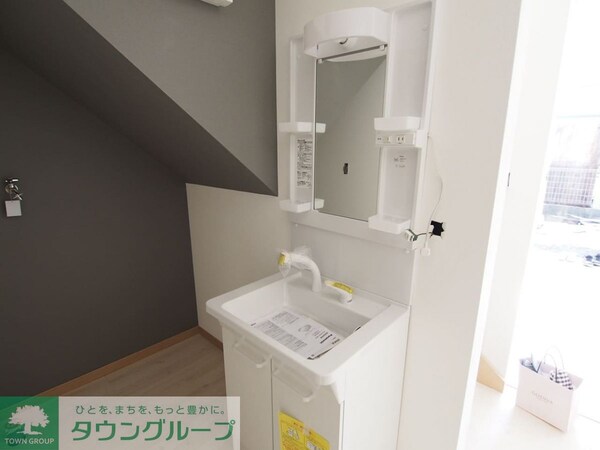 洗面(※同タイプ１号室の写真です　反転あり　中部屋あり)