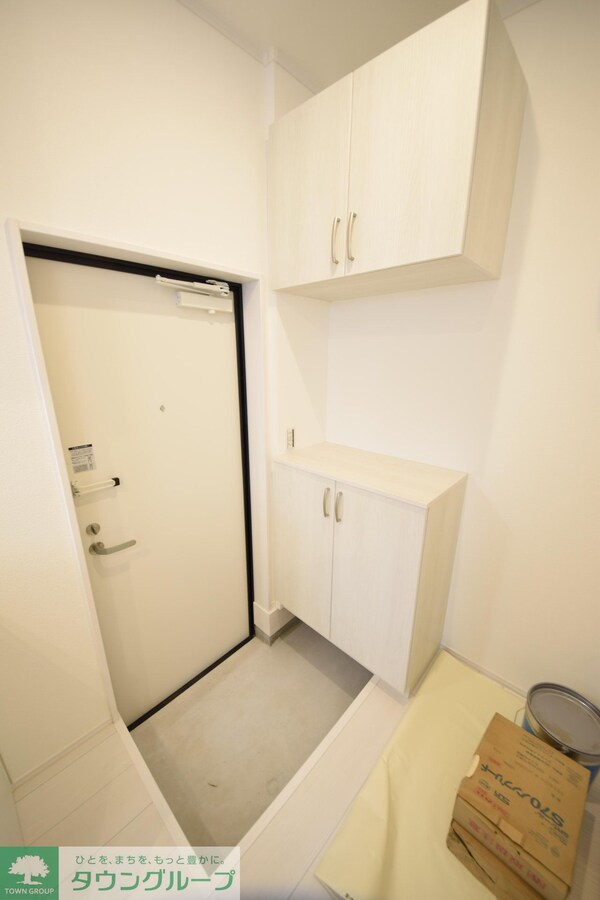 玄関(※１階同タイプ間取り　２階は建具等の色合いが違います)
