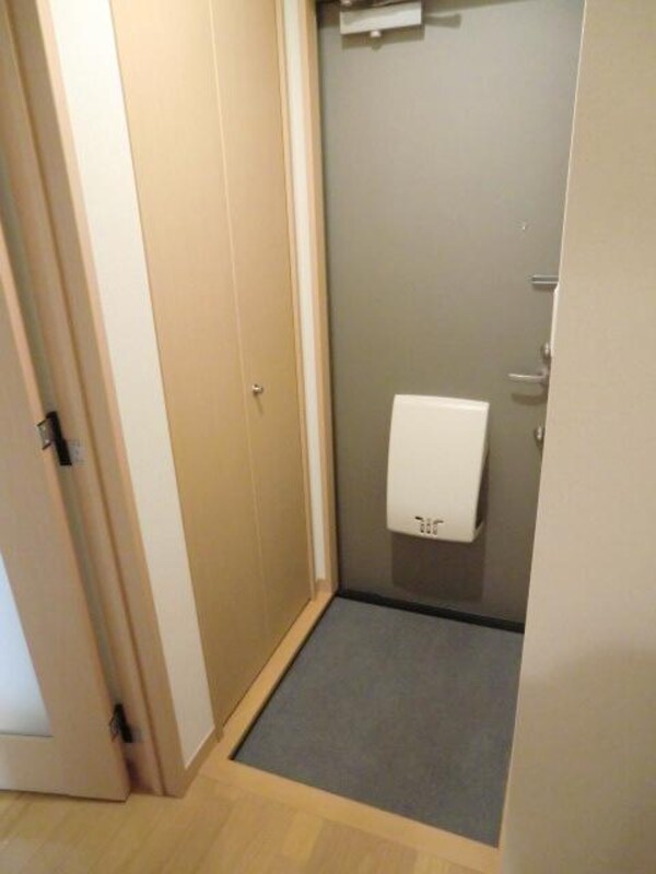 玄関(シューズボックス完備の玄関です)