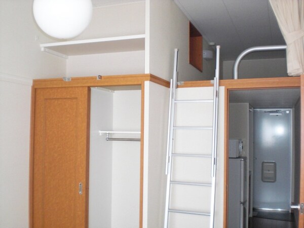 子供部屋(ロフトもあり収納たっぷり)