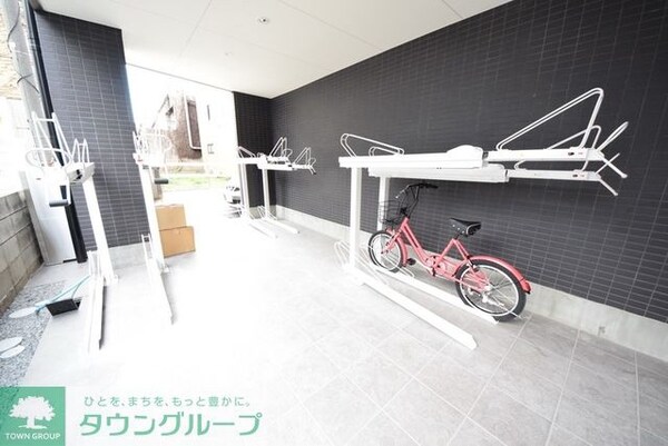 その他(敷地内の駐輪場は雨に濡れません)