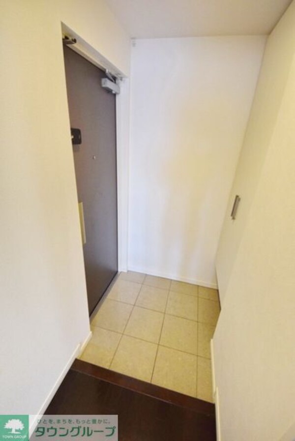 玄関(シューズボックス完備された玄関スペース)