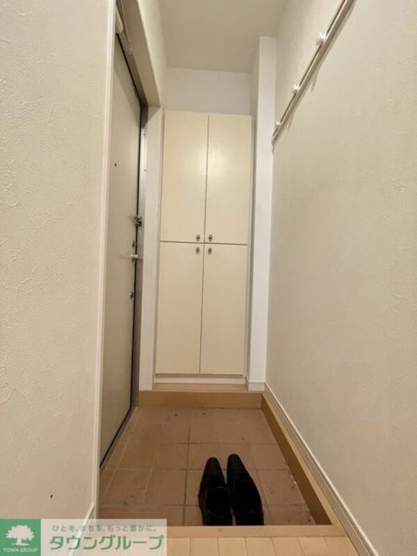 玄関(305号室参照写真となります。)