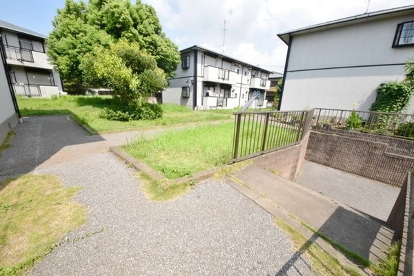 共有部分(広い敷地なのでワンちゃんのお散歩もできます)