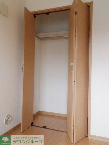 物件内観写真3　(長い丈のコートも掛けられます)