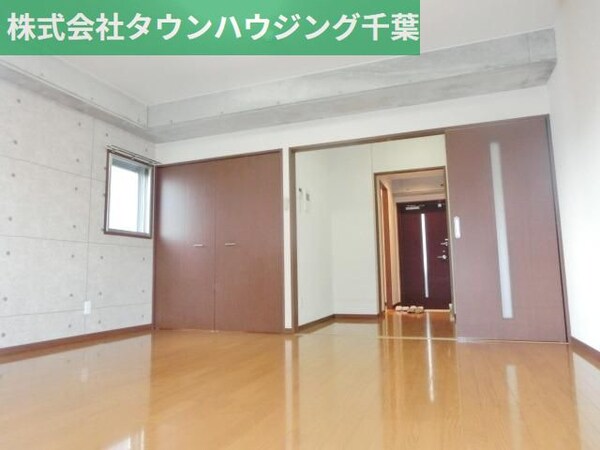 その他室内・内装(壁の一部に打ちっ放し調のアクセントクロスを採用)