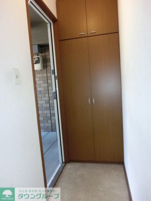 玄関(大きな下駄箱あり)