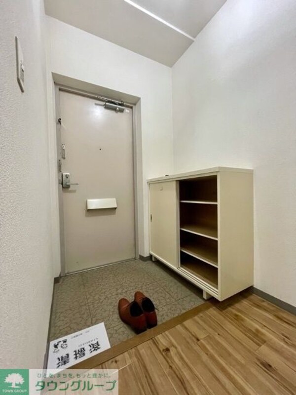 玄関(303号室参考写真となります。)