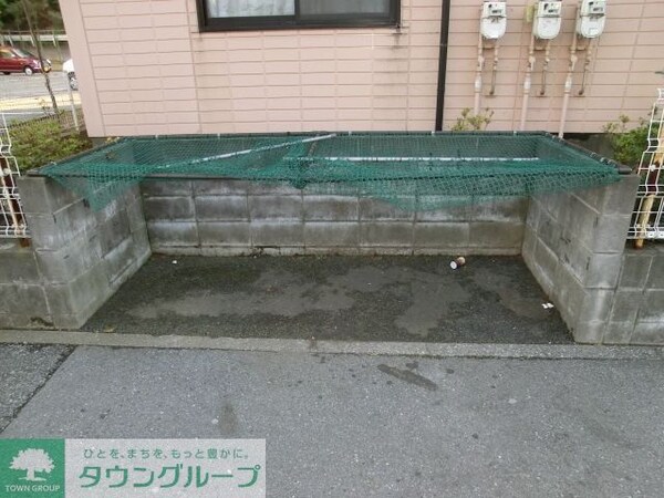 共有部分(ゴミ置き場も設置してあります)