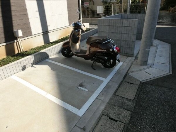 共有部分(バイク・駐輪場スペースです)