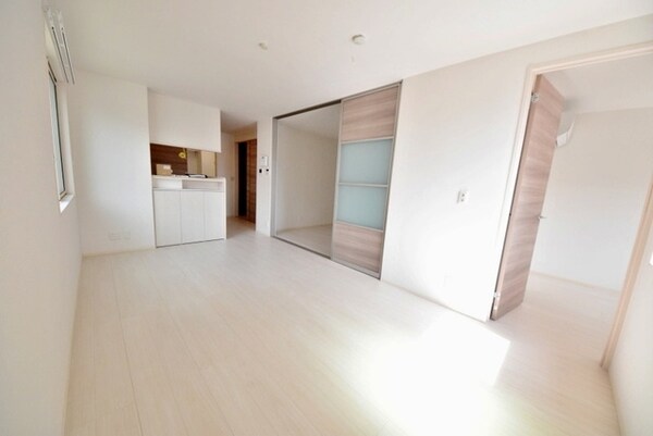 リビング・居室(イメージ。別号室の室内写真。現況を優先します。)