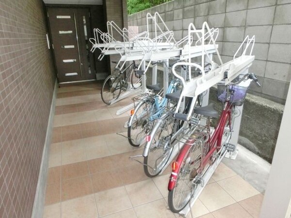 その他(建物の中に駐輪場があります)