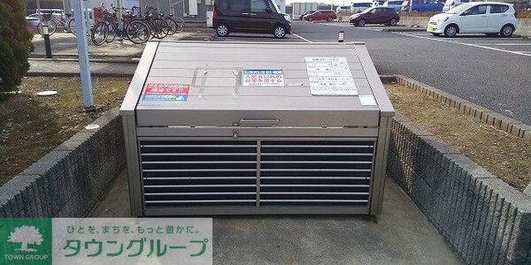 設備(ゴミ集積場と遠巻きに駐車場)
