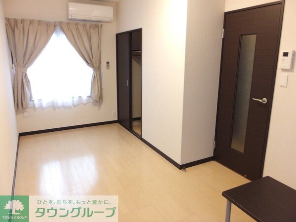 子供部屋(奥にハンガーパイプの付いたクローゼットがあります)
