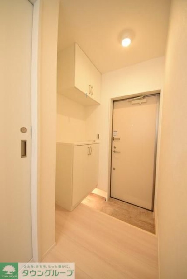 玄関(白を基調とした綺麗なお部屋です)