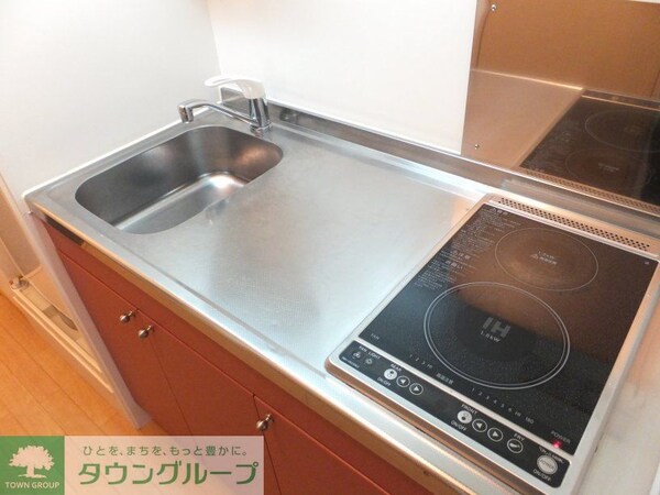 キッチン(広めのキッチン。コンロの手前がIH、奥はラジエントです。)