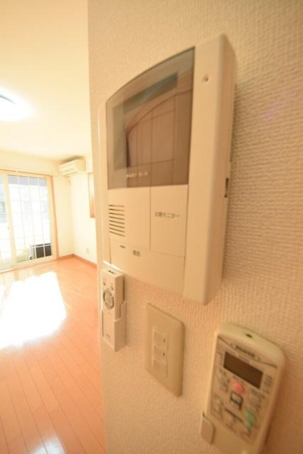 セキュリティ(来訪者は室内のモニターでチェックできます)