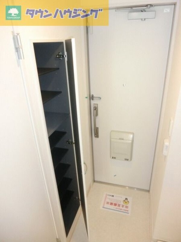 玄関(下駄箱スペースもたっぷりございます)