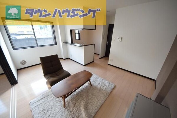 その他室内・内装(明るいリビングでゆったりできますね。)