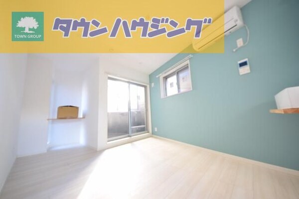 リビング・居室(エアコン完備　薄いグリーンのアクセントクロスです)