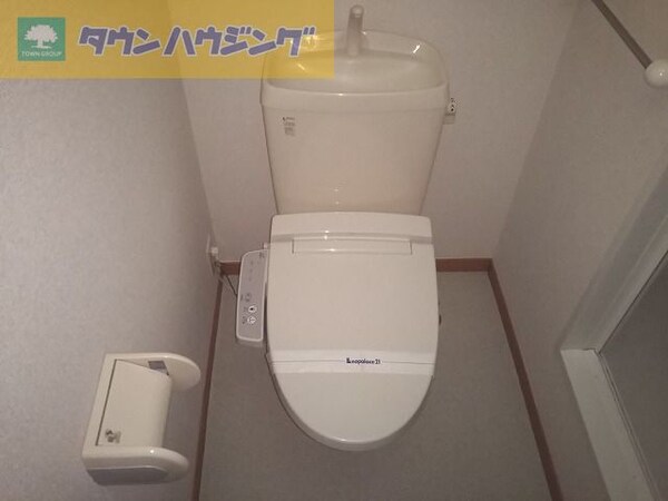 トイレ(温水洗浄便座完備　一人暮らしにも嬉しいバス・トイレ別)
