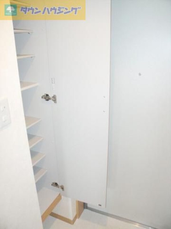 玄関(玄関収納にも余裕があります)