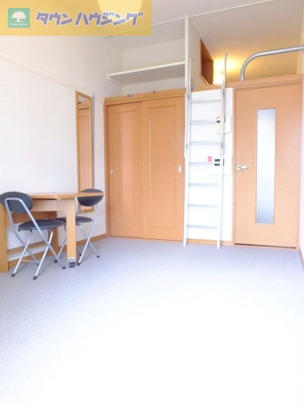 物件内観写真11　(2Ｆじゅうたん)