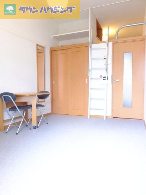 物件内観写真11　(2Ｆじゅうたん)