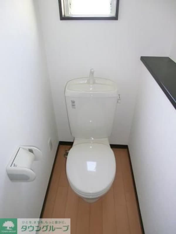 トイレ(嬉しい窓付きのトイレです)