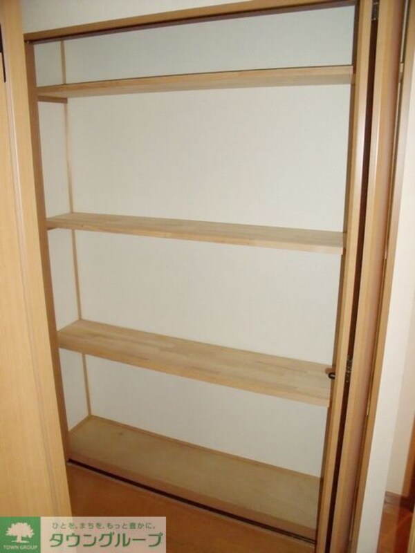 収納(廊下にも大きな収納があります)