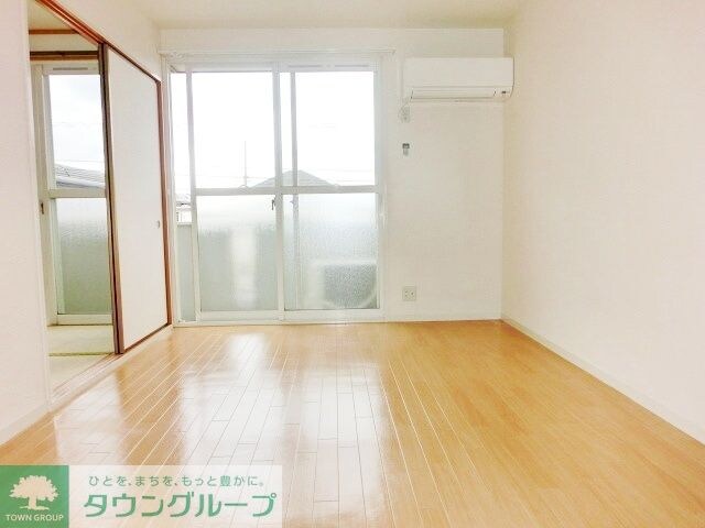 物件内観写真2　(バルコニー側洋室)