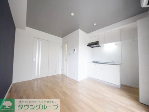 リビング・居室(紺色とのアクセントクロスです)