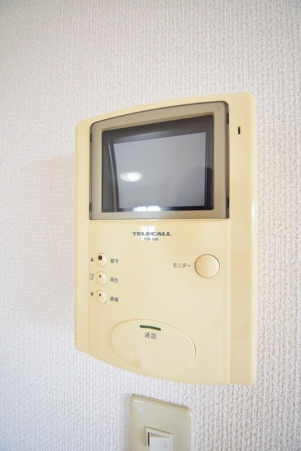 セキュリティ(来訪者は室内のモニターでチェックできます)