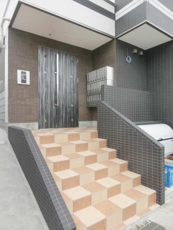 エントランス(集合ダイアルポストもございます)