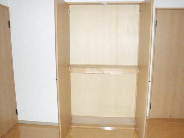 収納(収納は間口が広く便利)