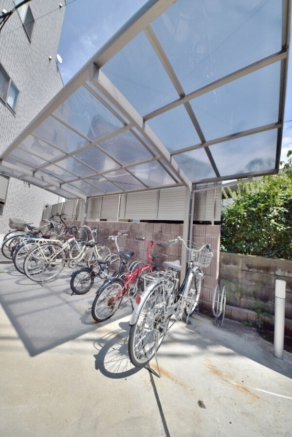 共有部分(屋根付きの駐輪場は無料で使えます)