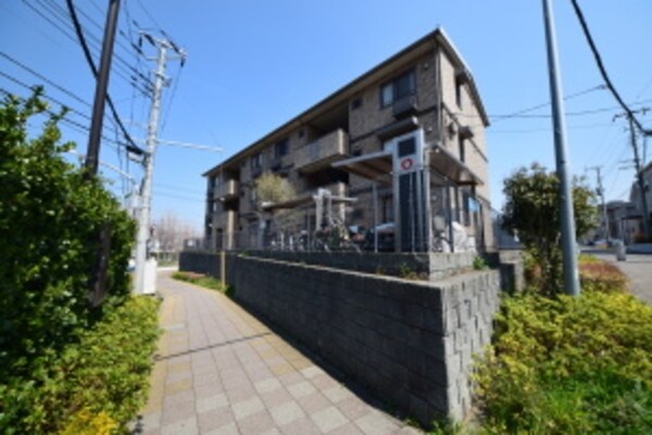 外観(高台立地で日当たり良好です)