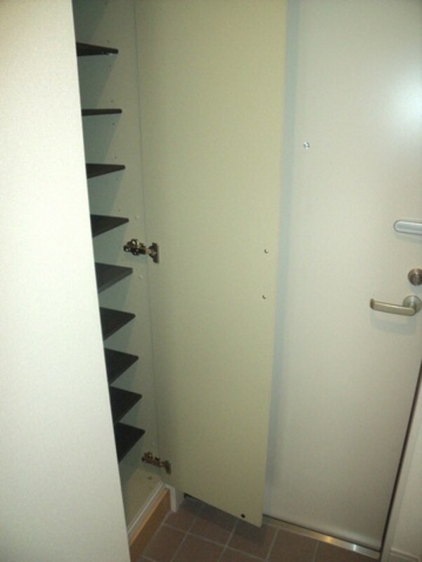 玄関(玄関収納にも余裕があります)