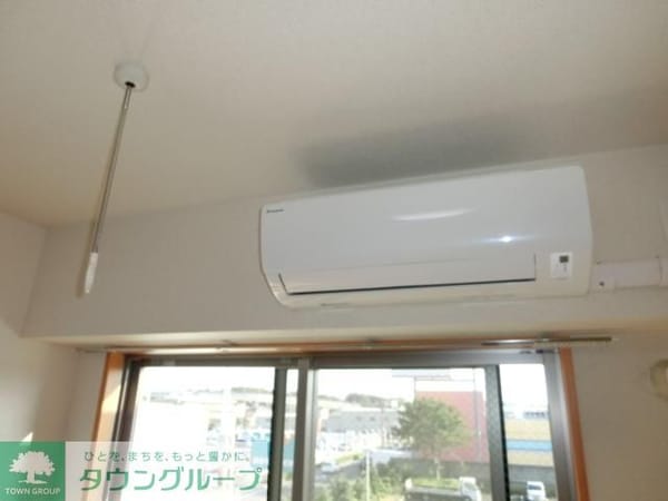 設備(エアコンと室内物干しフック)