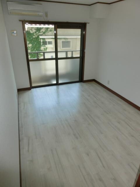 物件内観写真11　(明るい洋室です)