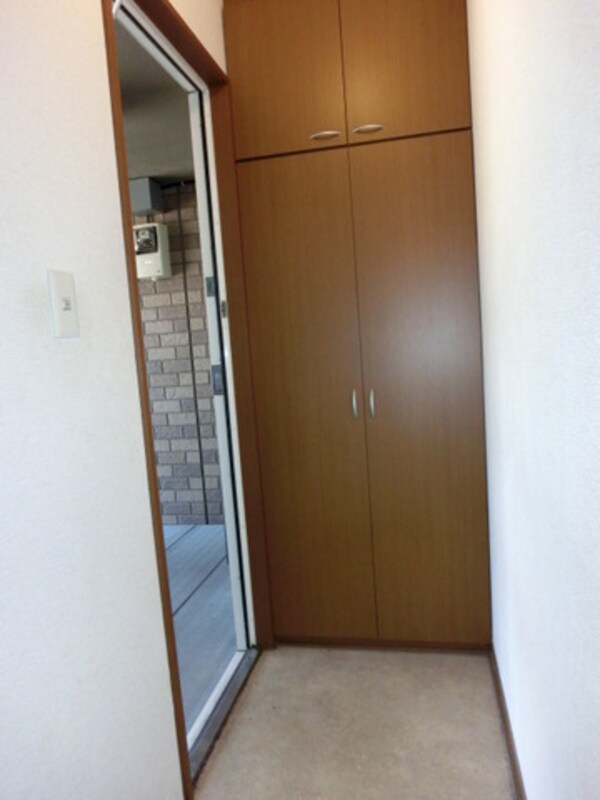 玄関(大きな下駄箱あり)
