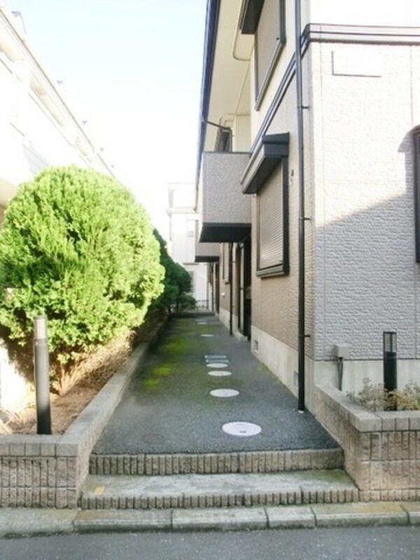 エントランス(植栽のきれいなエントランスです)