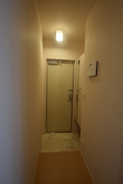 物件内観写真13　(鏡付のシューズボックス)