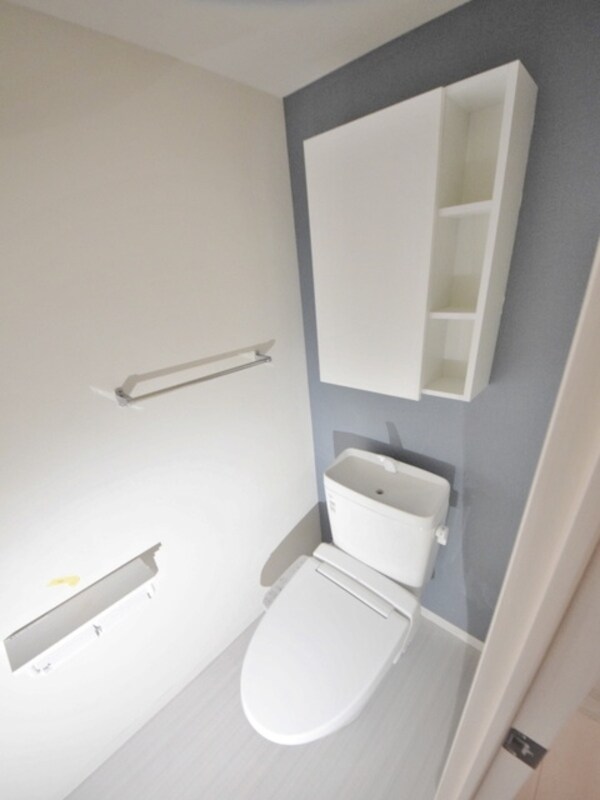 トイレ(トイレにも収納あります)